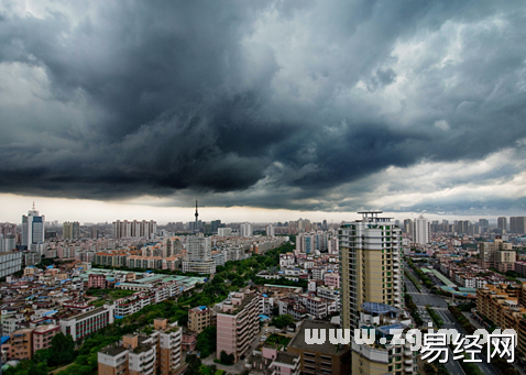 梦见暴风雨来临