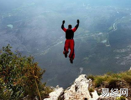 梦见从高空掉下