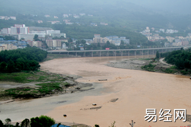 梦见发大水水很浑浊