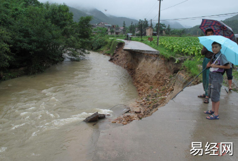 梦见洪水冲断路