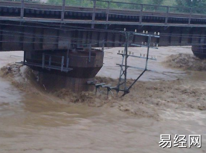 梦见下雨涨大水