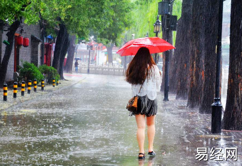 梦见下雨是什么意思？周公解梦大全查询免费