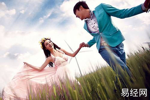 结婚照挂在客厅什么位置好风水 挂西北方夫妻少有矛盾