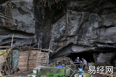 老两口住山洞54年成神仙眷侣