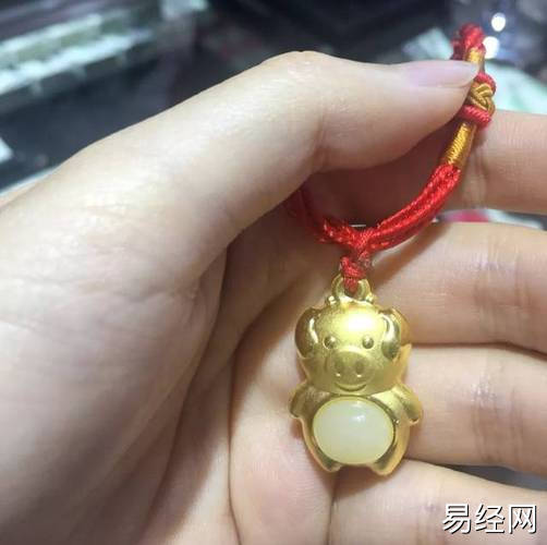 猪年行大运就戴小金猪,足金999金镶玉福猪吊坠仅售88元/套,全城5店