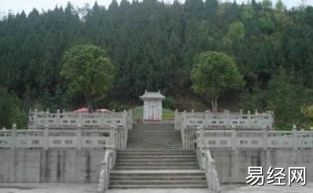 阆中古城东南郊风水大师袁天罡“断龙脉”时“锯”断了