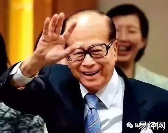 李嘉诚家的祖坟，其实是一个墓群，葬了