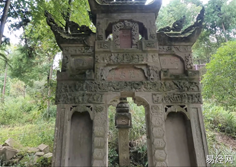 如果所居住的客厅里面修建一座坟墓的墓碑，你怕不怕？