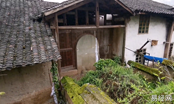 如果所居住的客厅里面修建一座坟墓的墓碑，你怕不怕？