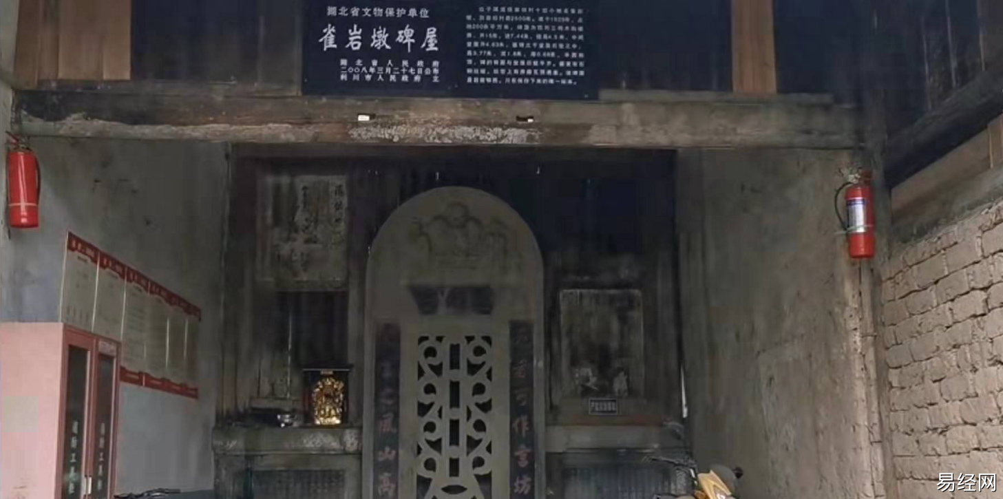 如果所居住的客厅里面修建一座坟墓的墓碑，你怕不怕？
