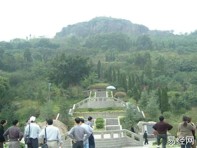 祖坟风水：庇护子孙后代的秘密，你知道吗？