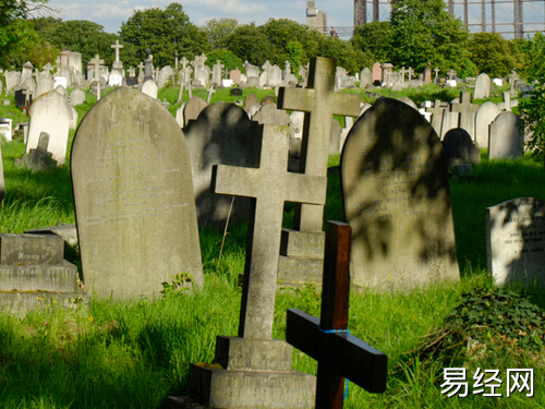 墓地风水怎么看？选墓地首看方向、次看地形、三看财力